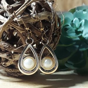 E772 Goldtone Pearl Teardrop Earrings